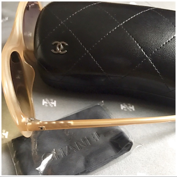 ❌TRADED❌Authentic 💕CHANEL BEIGE OVAL Sunglasses - Picture 6 of 8
